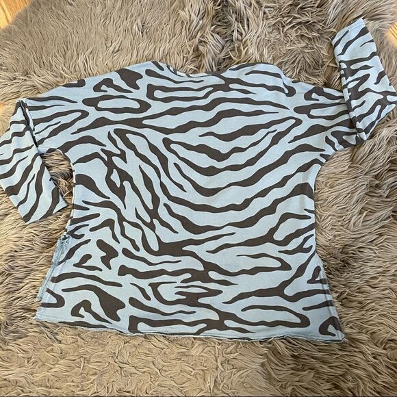 XCVI 3/4 Sleeve Raw Edge Top. Blue/Charcoal Grey Animal Print - Picture 3 of 5